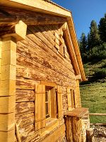 Verwendung von Holz als Baustoff bei einem Almhüttenneubau am Dachsteinplateau 