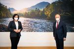 BM Elisabeth Köstinger und LR Hans Seitinger beim Arbeitsgespräch im Landwirtschaftsministerium. © BMLRT, bei Quellenangabe honorarfrei BM Elisabeth Köstinger und LR Hans Seitinger beim Arbeitsgespräch im Landwirtschaftsministerium.