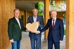 : Obmann Paul Lang (pro Holz Steiermark), Geschäftsführer Wolfram Sacherer (Wohnbaugruppe Ennstal) und Landesrat Hans Seitinger © (©Lebensressort/Krug, bei Quellenangabe honorarfrei) : Obmann Paul Lang (pro Holz Steiermark), Geschäftsführer Wolfram Sacherer (Wohnbaugruppe Ennstal) und Landesrat Hans Seitinger