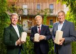 Obmann Paul Lang (pro Holz Steiermark), Landesrat Hans Seitinger und Geschäftsführer Wolfram Sacherer (Wohnbaugruppe Ennstal © (©Lebensressort/Krug, bei Quellenangabe honorarfrei) Obmann Paul Lang (pro Holz Steiermark), Landesrat Hans Seitinger und Geschäftsführer Wolfram Sacherer (Wohnbaugruppe Ennstal