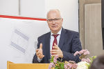 Agrarlandesrat Hans Seitinger zeigte sich erfreut, dass das Zukunftsprojekt Bio-Kompetenzzentrum nun endlich Realität wird. © StadtGrazFischer; bei Quellenangabe honorarfrei Agrarlandesrat Hans Seitinger zeigte sich erfreut, dass das Zukunftsprojekt Bio-Kompetenzzentrum nun endlich Realität wird.